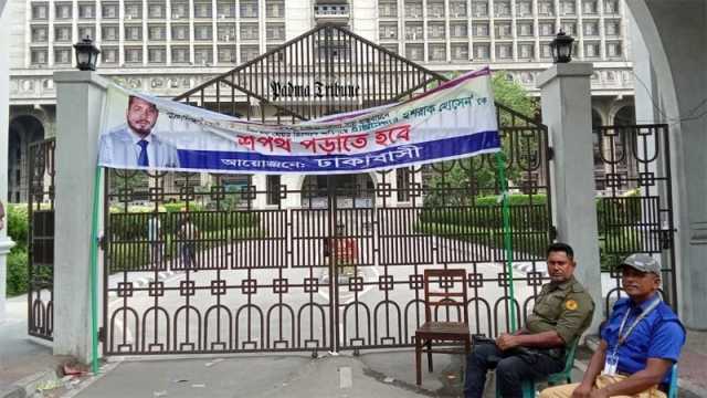 নগর ভবনজুড়ে তালা, সেবা কার্যক্রম বন্ধ