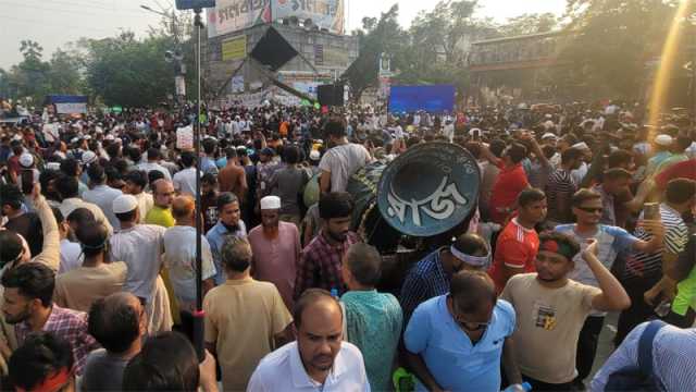 শাহবাগে গণজমায়েত চলছে
