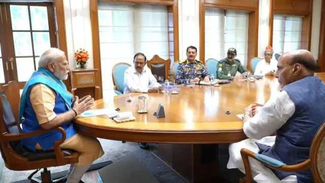 শীর্ষ সামরিক ও নিরাপত্তা কর্মকর্তাদের সঙ্গে মোদির বৈঠক