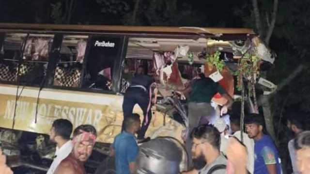 গোপালগঞ্জে বাস-ট্রাকের মুখোমুখি সংঘর্ষ, নিহত ৩