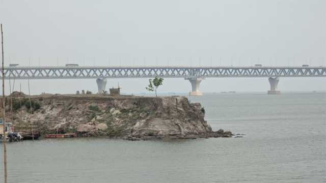 তলদেশের মাটি সরে ভাঙন ঝুঁকিতে সড়ক, ৬০০ বাড়ি