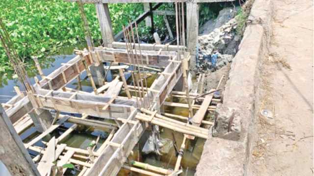 কালভার্টের মুখ বন্ধ করে ভবন নির্মাণ, জলাবদ্ধতার শঙ্কা