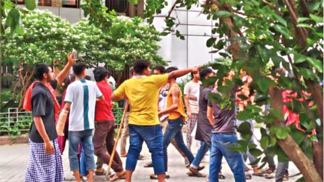 হাসপাতালে লঙ্কাকাণ্ড আহত ১৫, সেবা বন্ধ