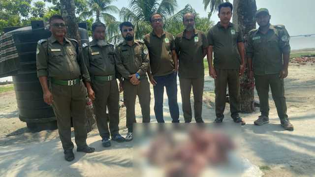 সুন্দরবন থেকে নৌকাসহ ৪২ কেজি হরিণের মাংস জব্দ