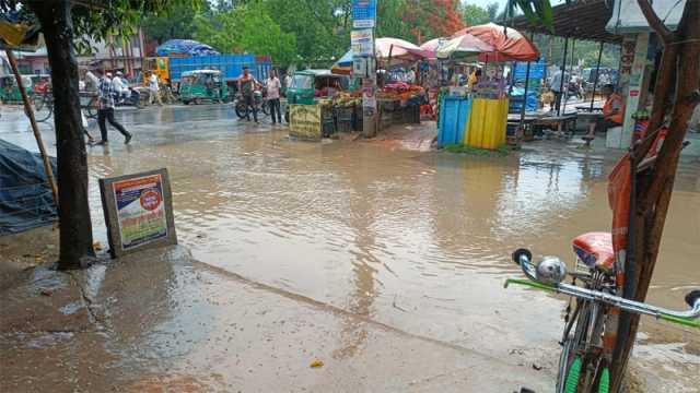 ১০ মিনিটের বৃষ্টিতে সড়কে হাঁটু পানি, ভোগান্তি