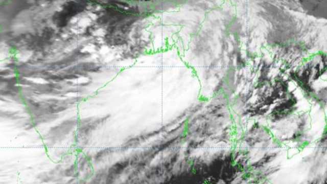 সাগরে গভীর নিম্নচাপটি বাংলাদেশ উপকূল অতিক্রম শুরু করেছে