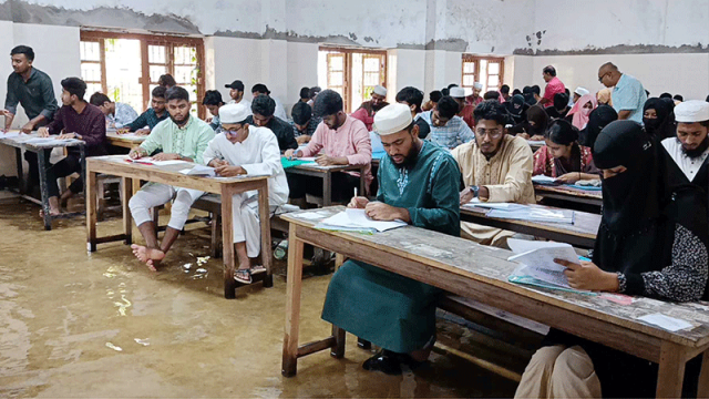 হলভর্তি পানির মধ্যেই পরীক্ষা দিলেন শিক্ষার্থীরা