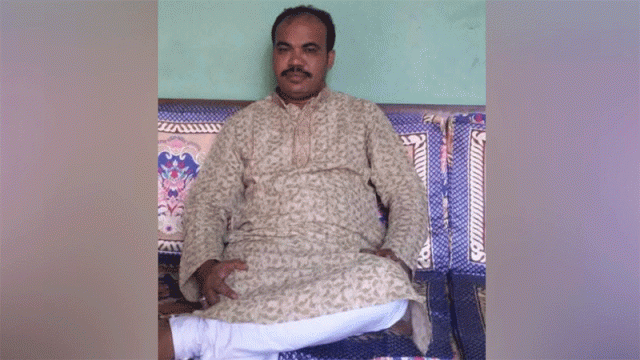 হ্যান্ডকাপসহ আ’লীগ নেতাকে ছিনিয়ে নিল জনতা