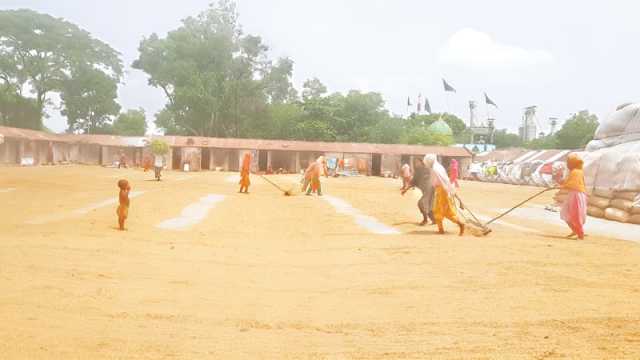 দাদন ফাঁসে ‘দাসের’ জীবনে শ্রমিক