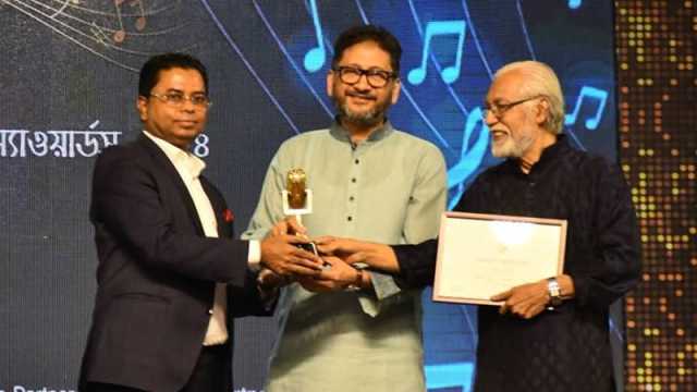 ‘মেঘের নৌকা’ গানের জন্য শ্রেষ্ঠ গীতিকার অ্যাওয়ার্ড পেলেন আসিফ ইকবাল