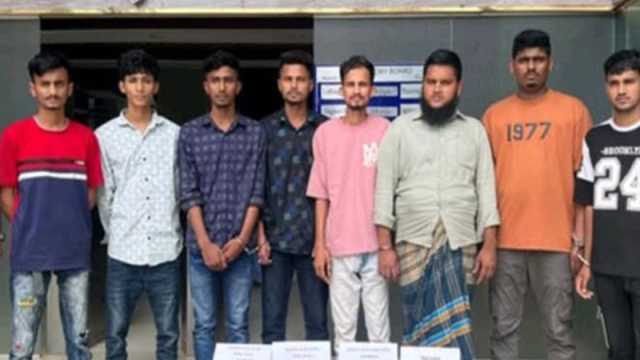 চাঁদপুরের তাজা ইলিশ বিক্রির ফাঁদ, ডিবির জালে ধরা ৮