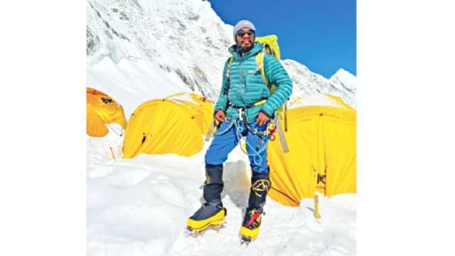 কক্সবাজার থেকে হাঁটতে হাঁটতে এভারেস্ট চূড়ায়