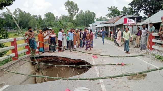 অর্ধশতাধিক স্থাপনা নদীতে ভাঙনের ঝুঁকিতে সেতু