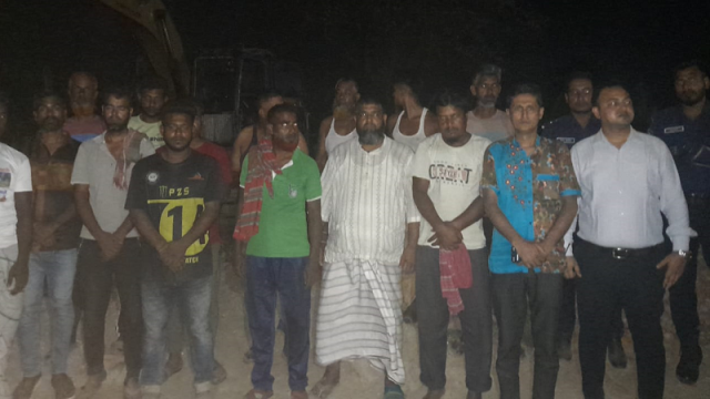 পাবনায় অবৈধভাবে ফসলি জমির মাটি কাটার অভিযোগে আটক ১৪