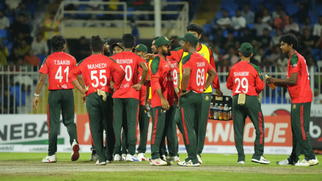 তৈলাক্ত বাঁশের অঙ্ক, ২ মিটার উঠলে ৩ মিটার নামে