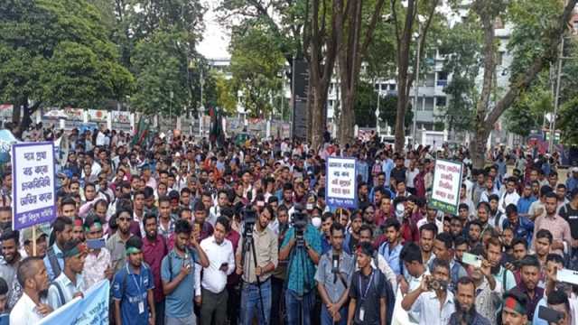 ৭ দফা দাবিতে কেন্দ্রীয় শহীদ মিনারে পল্লী বিদ্যুৎ কর্মীদের অবস্থান কর্মসূচি