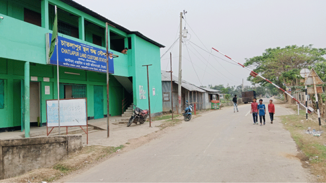 চাতলাপুর চেকপোস্ট দিয়ে তৈরি পোশাক, প্লাস্টিক ও জুস আমদানি বন্ধ করল ভারত