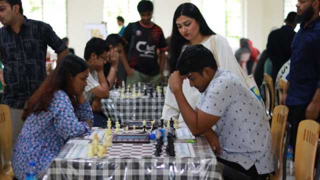 সাদা-কালো দাবার বোর্ডে চুয়েটে বুদ্ধির মহাযুদ্ধ