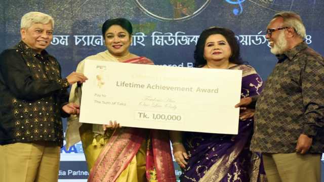 আজীবন সম্মাননা পেলেন ফেরদৌস আরা 