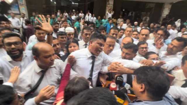 আদালতে সাংবাদিকদের মারতে উদ্ধত আইনজীবীরা, দেখে নেওয়ার হুমকি
