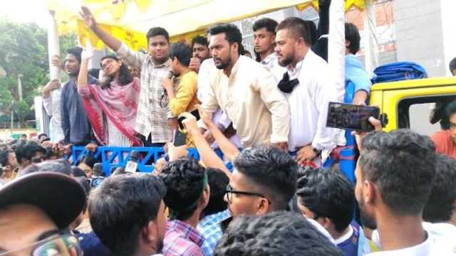 নির্বাচনে মার্কা নয়, যোগ্য নেতৃত্ব দেখে ভোট দিন: হাসনাত আবদুল্লাহ