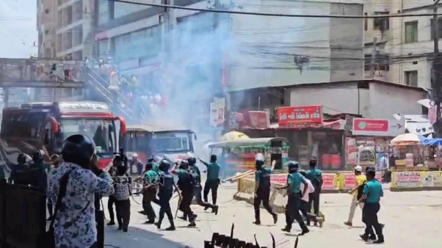 চট্টগ্রামে ৩ ঘণ্টা সড়ক অবরোধ আহলে সুন্নাত ওয়াল জামাআতের, টিয়ার গ্যাস নিক্ষেপ