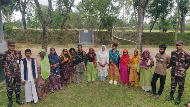 দিনাজপুরের এনায়েতপুর সীমান্তে ১৩ জনকে পুশইন 