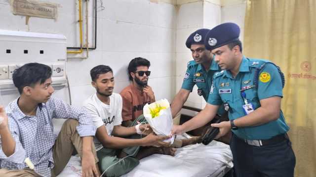 আহত জুলাই যোদ্ধাদের খোঁজ নিতে হাসপাতালে ডিএমপি কমিশনারের প্রতিনিধিদল