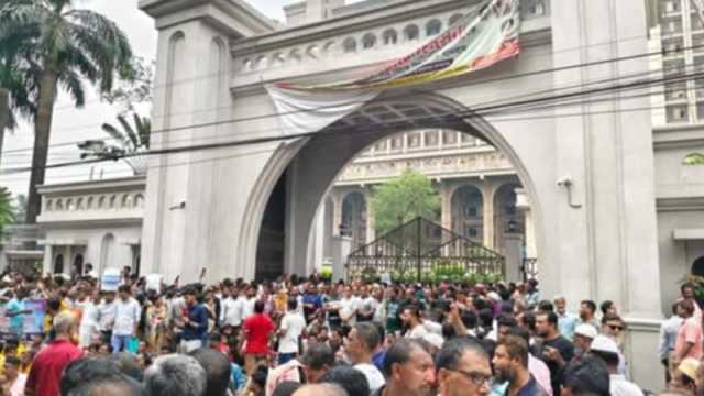 ইশরাককে মেয়রের দায়িত্ব বুঝিয়ে দেওয়ার দাবিতে নগর ভবনে বিক্ষোভ