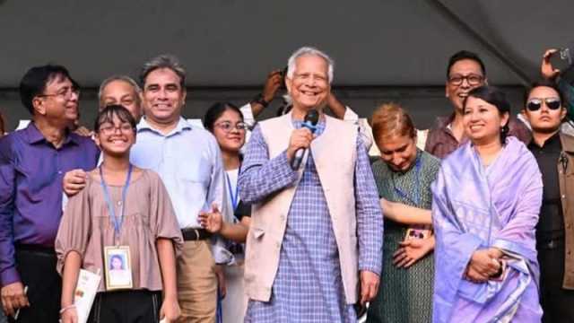 ৮ বছর পর গ্রামের বাড়িতে ড. ইউনূস, পাড়া-প্রতিবেশীদের শোনালেন শ্লোক