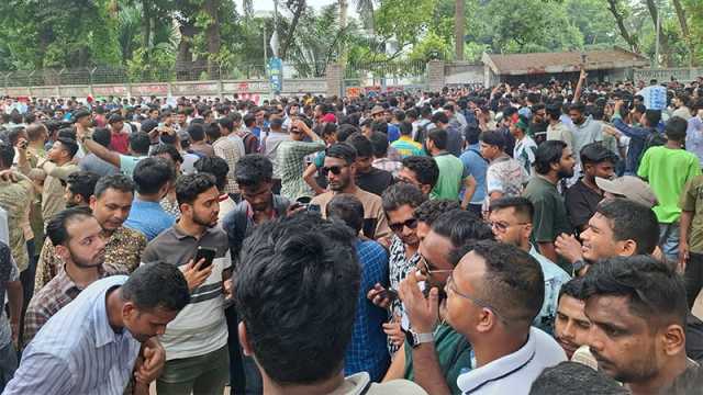 ছাত্রদল নেতা হত্যার প্রতিবাদে ঢাবিতে বিক্ষোভ, ভিসি-প্রক্টরের পদত্যাগ দাবি