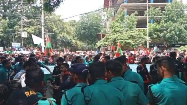 খালেদা জিয়ার বাসভবনের সামনে জড়ো হয়েছেন হাজারো নেতাকর্মী