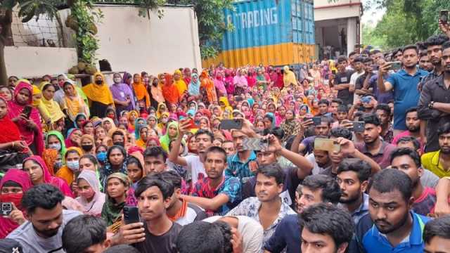 ছুটি কমানোর খবরে কারখানায় বিক্ষোভ