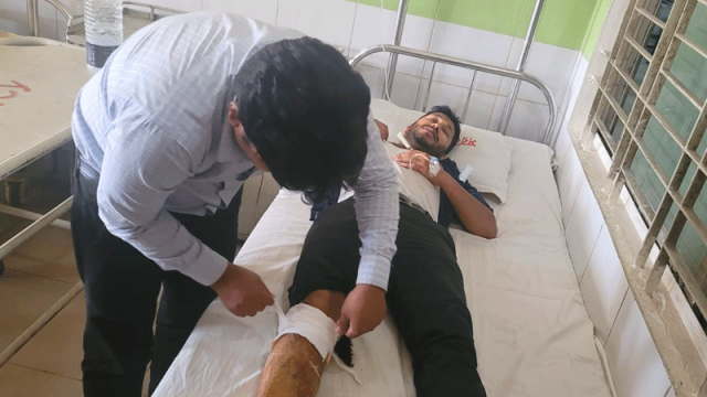 রাজধানীতে বাস-অটোরিকশার ধাক্কায় পড়ে আহত সমকাল সাংবাদিক, মোটরসাইকেল নিয়ে পালাল চোর