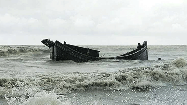 হাতিয়ায় যাত্রীবাহী ট্রলার ডুবি, নিখোঁজ ১৯