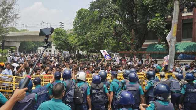 ইশরাককে মেয়রের দায়িত্ব দেওয়ার দাবিতে সচিবালয় অভিমুখে লংমার্চে বাধা