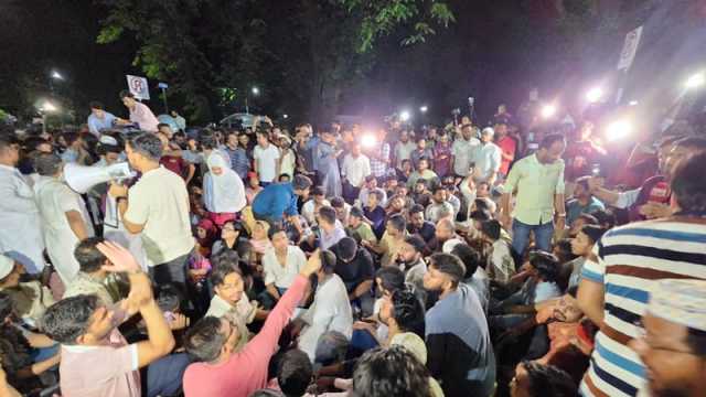 রাতভর অবস্থানের পর সকালেও যমুনার সামনে বিক্ষোভ