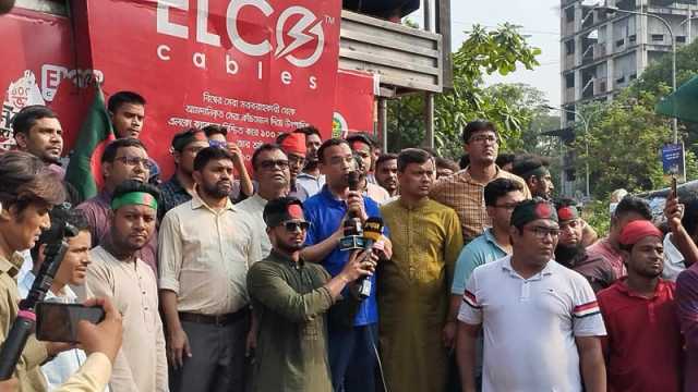 গণঅনশনে জবি শিক্ষার্থীরা, দাবি আদায় না হওয়া পর্যন্ত কর্মসূচি চালিয়ে যাওয়ার ঘোষণা