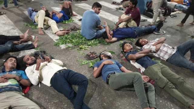 রাতভর কাকরাইলে অবস্থানের পর সকালেও জবি শিক্ষার্থীদের আন্দোলন, যানজট 