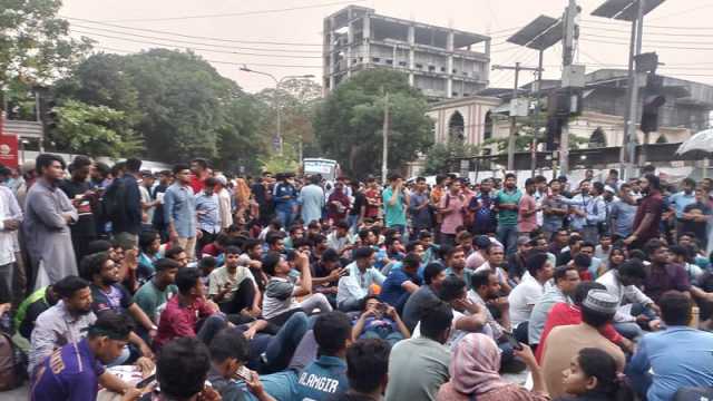 ৮ ঘণ্টা ধরে কাকরাইলে আন্দোলনে জবি শিক্ষার্থীরা, মেলেনি সাড়া