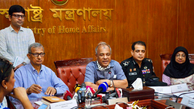 গরুর ট্রাক মাঝপথে থামালে কঠোর ব্যবস্থা: স্বরাষ্ট্র উপদেষ্টা