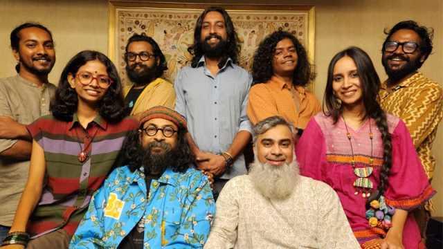 বিরতির পর জলের গানের একক পরিবেশনা