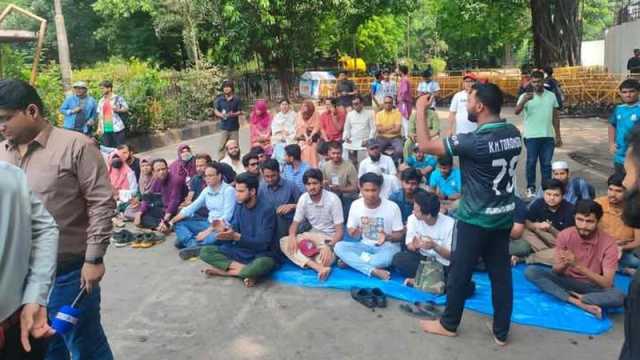 কাকরাইল মোড়ে জড়ো হয়েছেন জবি শিক্ষক-শিক্ষার্থীরা, দুপুরে গণঅনশন  