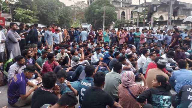 দলে দলে কাকরাইলে আসছেন জবির সাবেক-বর্তমান শিক্ষার্থীরা 
