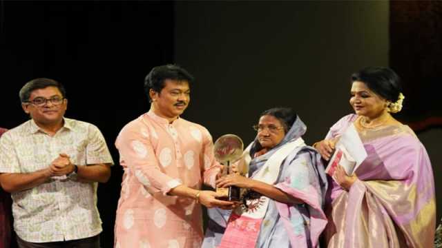 নৃত্যাঞ্চল পদক পেলেন কুমকুম রানী