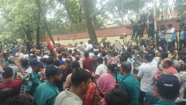 গুলশানের বাসা ‘ফিরোজা’য় পৌঁছালেন খালেদা জিয়া