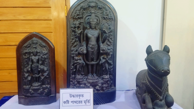 রাজধানীতে কষ্টিপাথরের ৩ মূর্তিসহ গ্রেপ্তার ৪