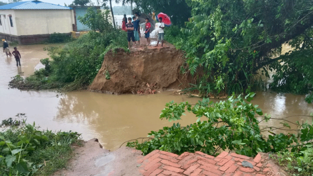 লোহাগাড়ার তিন খালে ভাঙন, লোকালয়ে ঢুকছে পানি