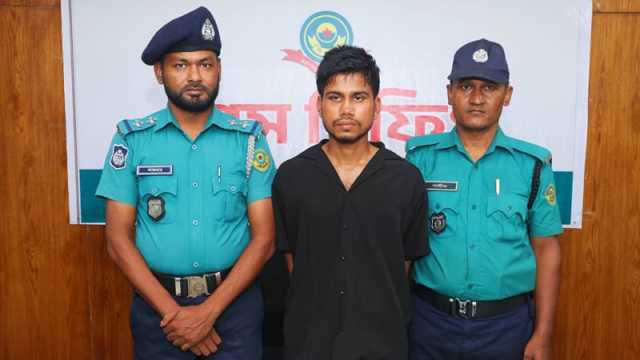 আপত্তিকর ছবি ছড়িয়ে দেওয়ার হুমকি দিয়ে ২১ ভরি স্বর্ণালঙ্কার হাতিয়ে নেওয়ার অভিযোগ