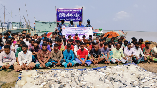 হাতিয়ায় ট্রলার ও ইলিশসহ ৯৩ জেলে আটক